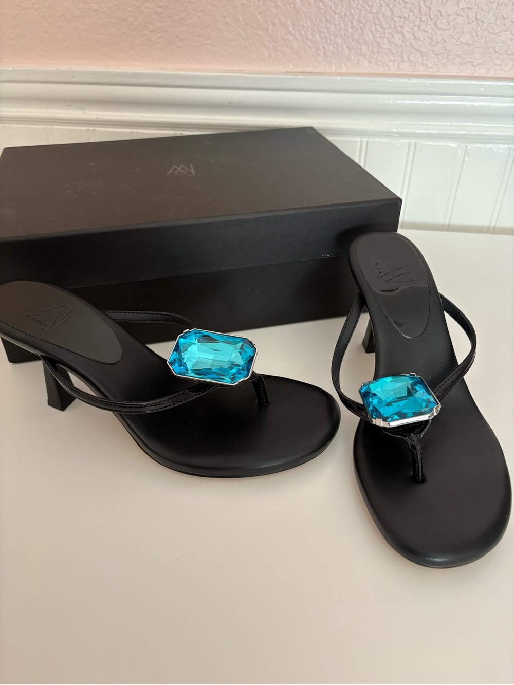 AAJ by Aminah Lucinda Black thong heel sandal with turquoise gem accent 6.5